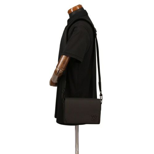 LV LOUIS VUITTON テイクオフ・メッセンジャー PM ブラック Louis Vuitton《テイクオフメッセンジャーPM》黒 レザー 直営店 (Louis