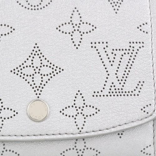 ルイヴィトン 二つ折り財布 マヒナ ポルトフォイユ・イリス コンパクト シルバー LOUIS VUITTON M26706